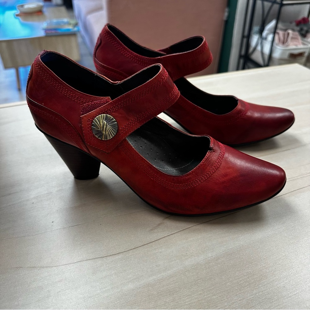 Spring Step red Jubilee retro pumps